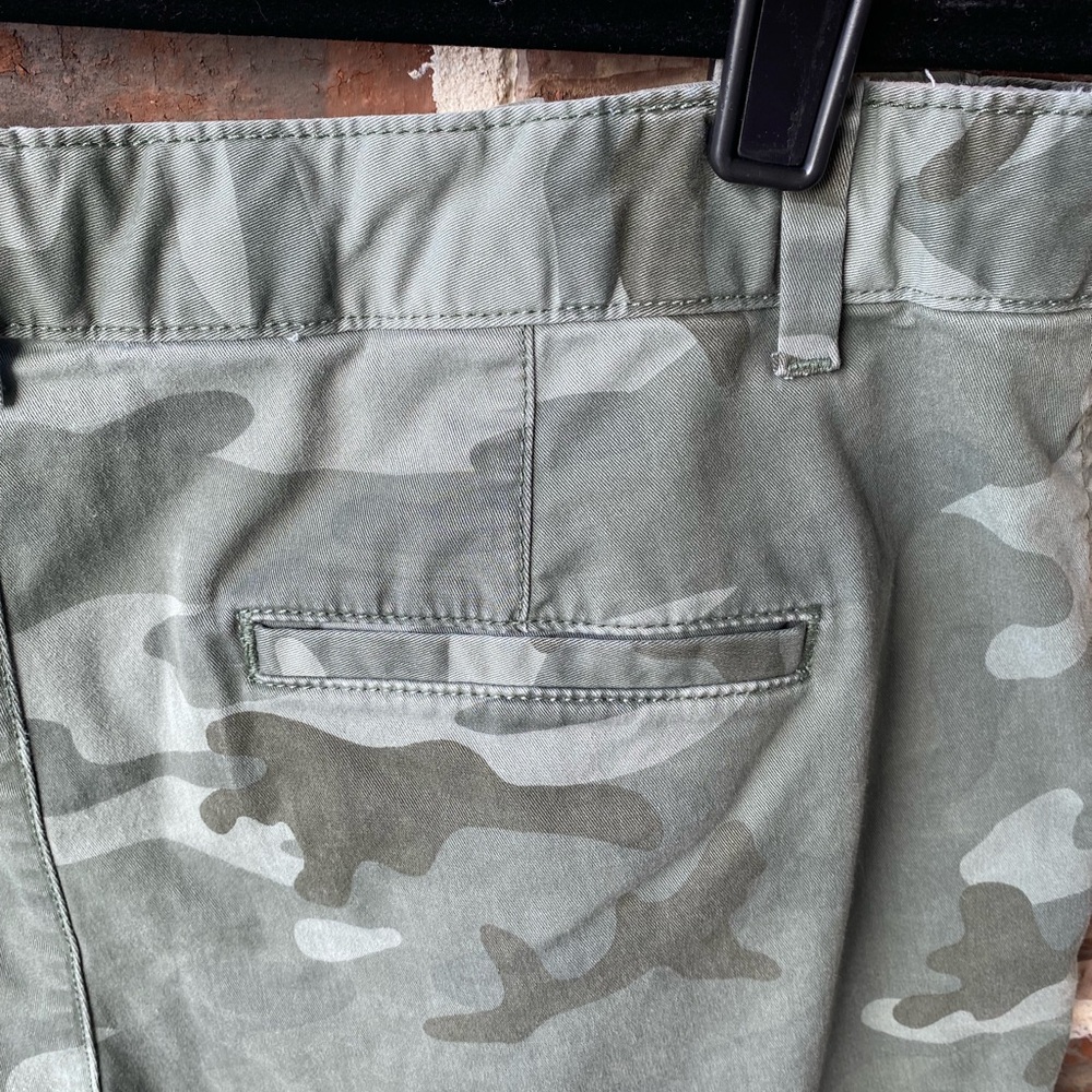 GAP 5” Girlfriend Chino Shorts Size 12 Army Green Camo - Picture 9 of 13